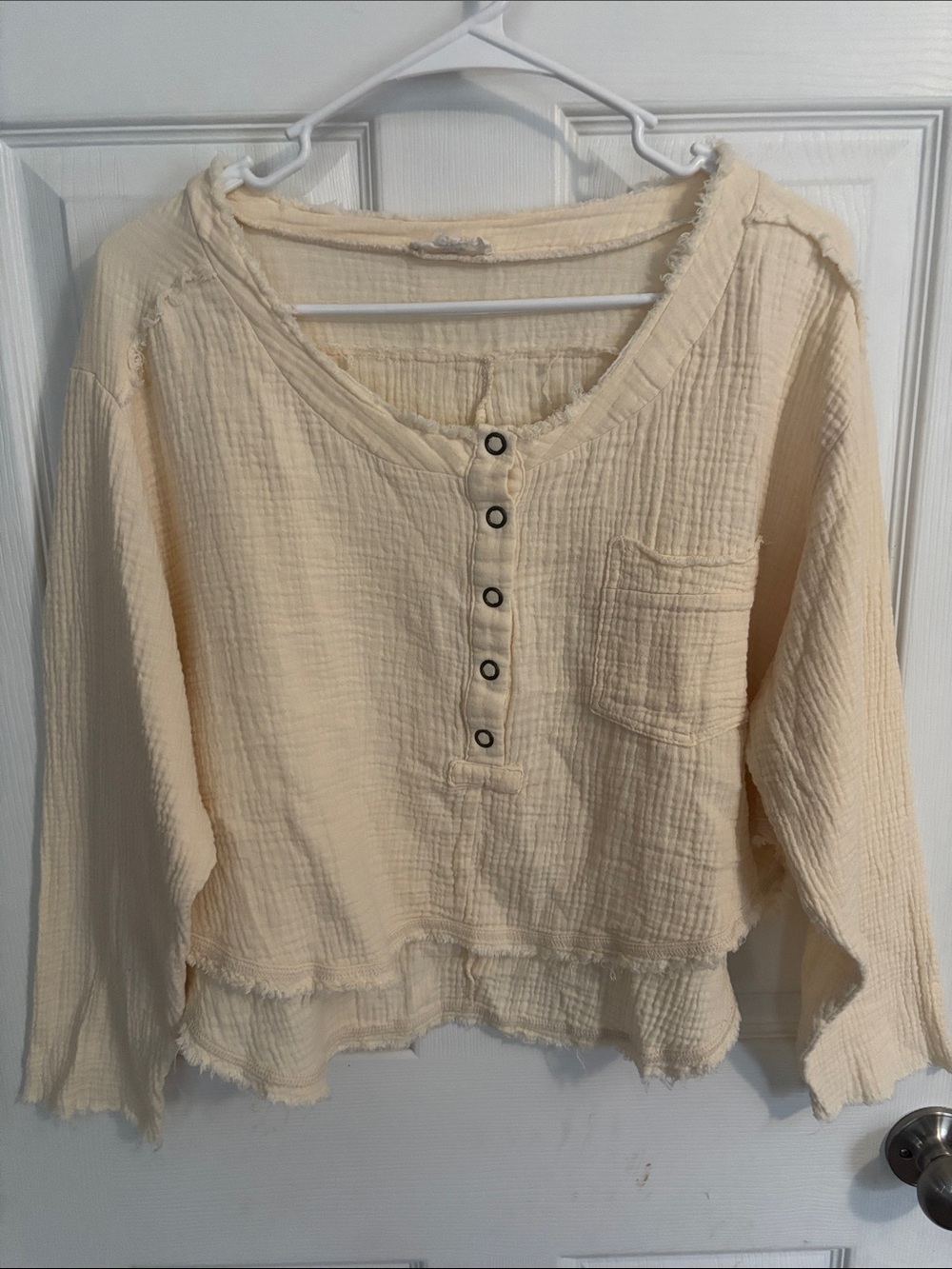 entro Cream Gauze Button-Front Long Sleeve cropped Henley